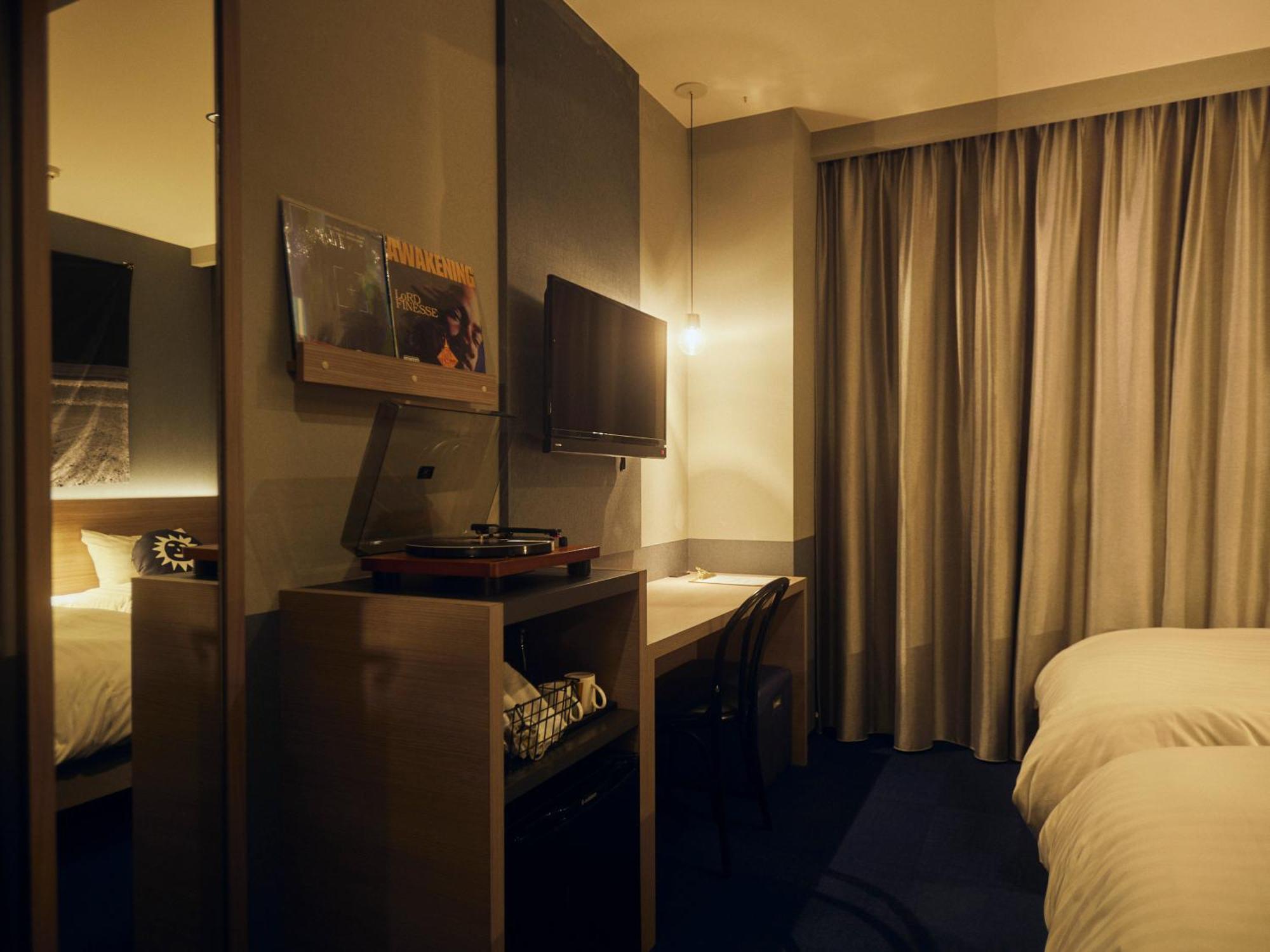 Hotel She, Ōsaka